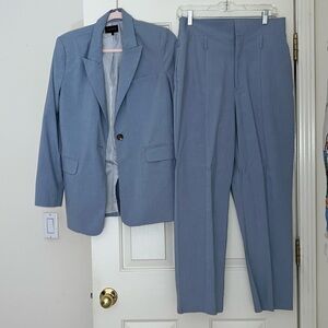 1 State blue suit set. Blazer size 4, pants size 8.